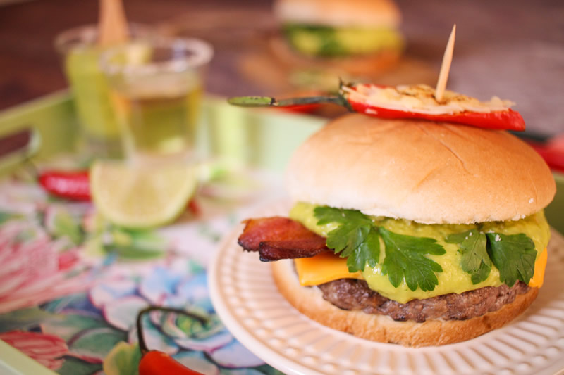 Receita de Hamburguer com Maionese de Abacate e Tequila